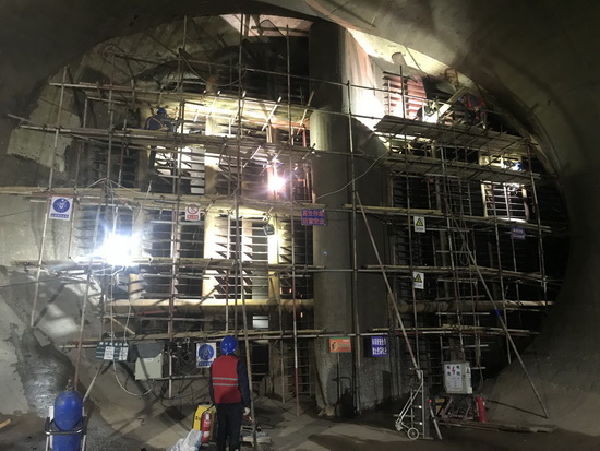 國網(wǎng)劉家峽水電廠7、8號機組進(jìn)水口攔污柵補焊打磨修復(fù)順利完成