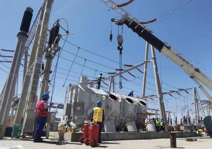 吊罩成功！主變大修工程為“綠色電”保駕護航