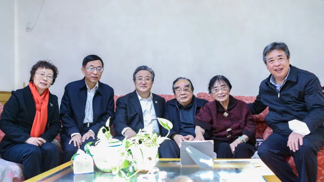 余劍鋒春節(jié)前夕看望慰問核工業(yè)老領(lǐng)導(dǎo)蔣心雄、陳肇博
