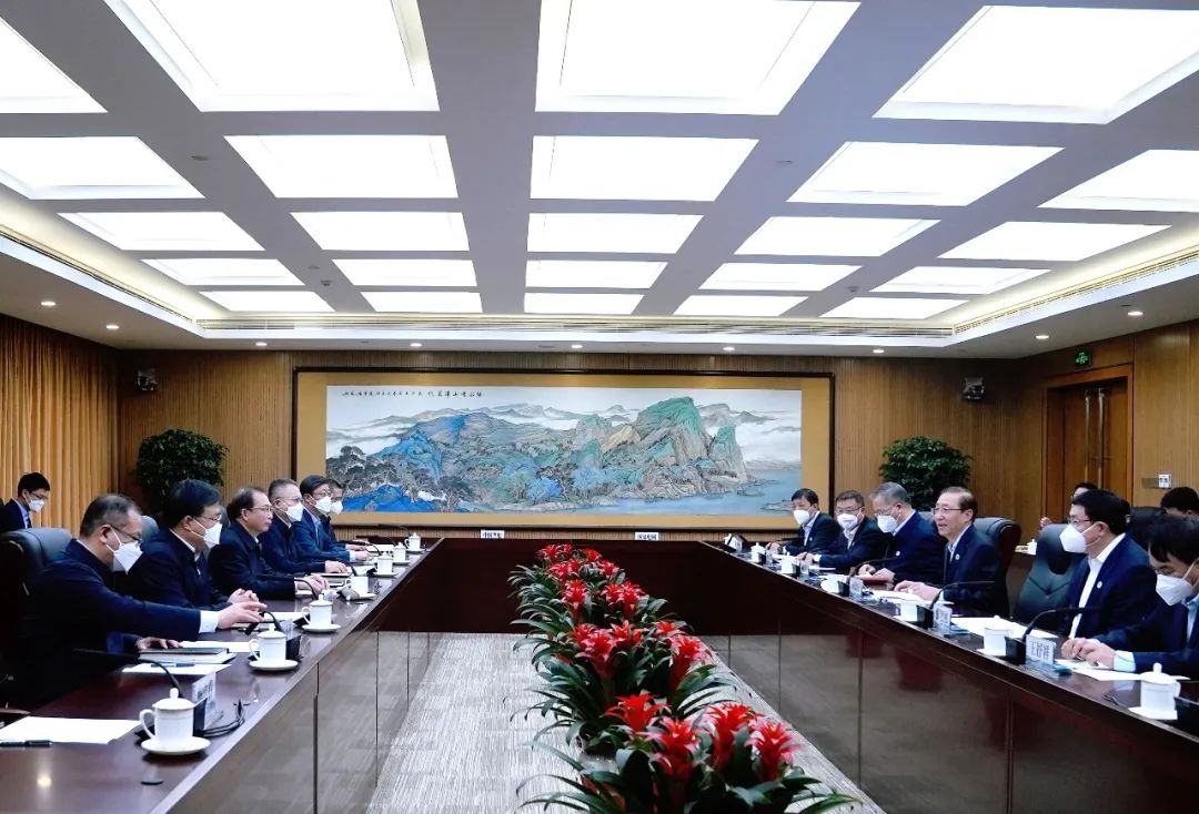華電集團(tuán)董事長江毅、總經(jīng)理葉向東與國家電網(wǎng)董事長辛保安、總經(jīng)理張智剛舉行會談