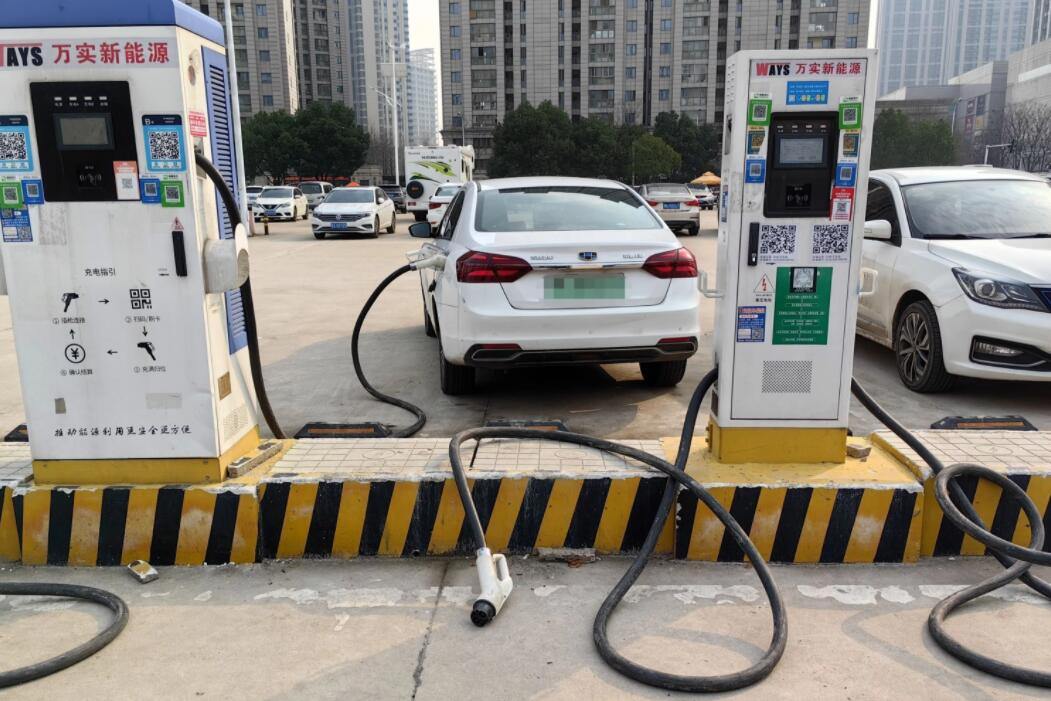 新能源車充電槍被扔積水中，對“城市家電”需多加愛護