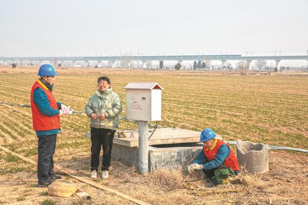 山東省梁山縣：黃河灘區(qū)上，井在地頭，電到井口