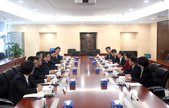 中國(guó)電建黨委常委、副總經(jīng)理王小軍與中國(guó)華電集團(tuán)黨組成員、副總經(jīng)理李旭紅會(huì)談