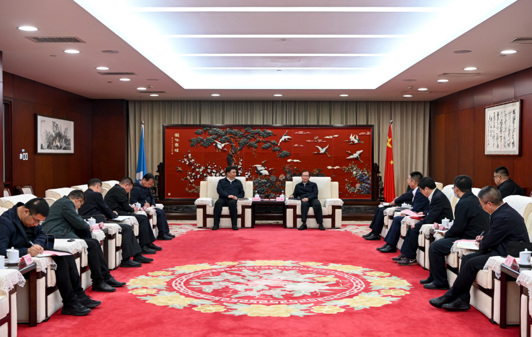 華電集團(tuán)黨組書記、董事長江毅與阿拉善盟委副書記、盟長李中增舉行會談