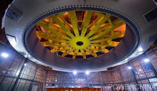 黃河上游在建海拔最高、裝機(jī)容量最大的水電站首臺機(jī)組定子順利吊裝
