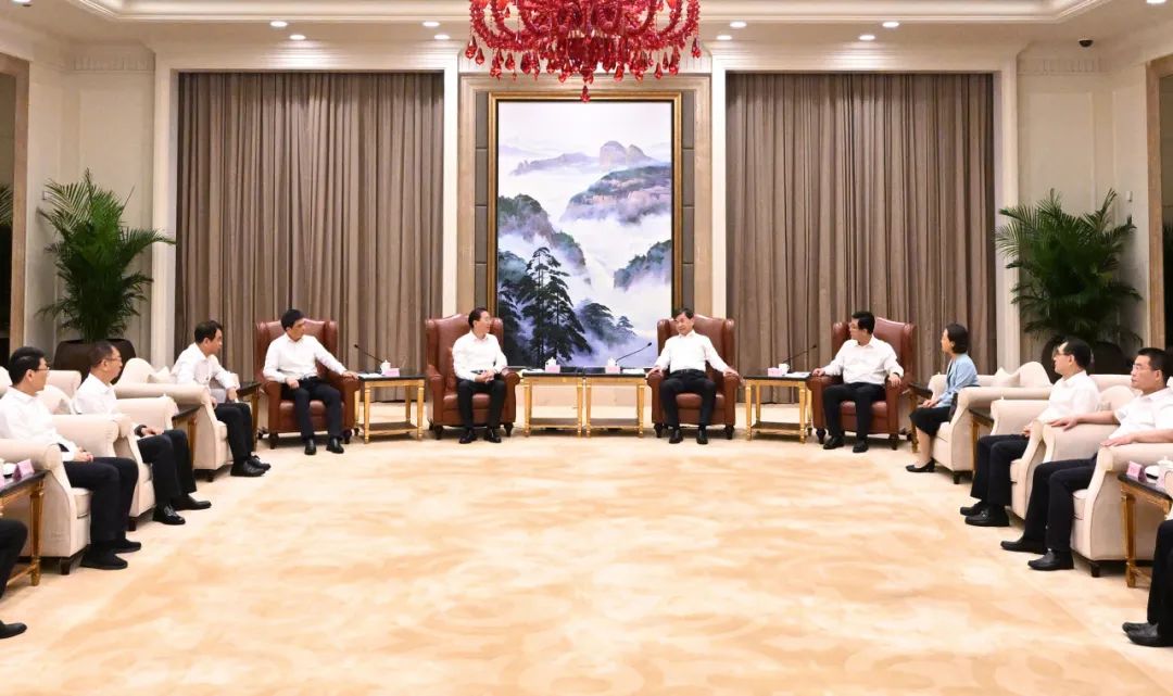 國家電網(wǎng)公司董事長、黨組書辛保安與福建省委書記周祖翼、省長趙龍會談
