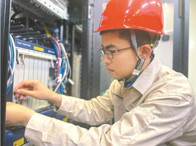肖云杰： 刻苦鉆研，他成了電力通信骨干