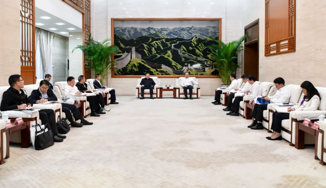 大唐集團有限公司黨組書記、董事長鄒磊與廣西壯族自治區(qū)國資委黨委書記秦如培會談