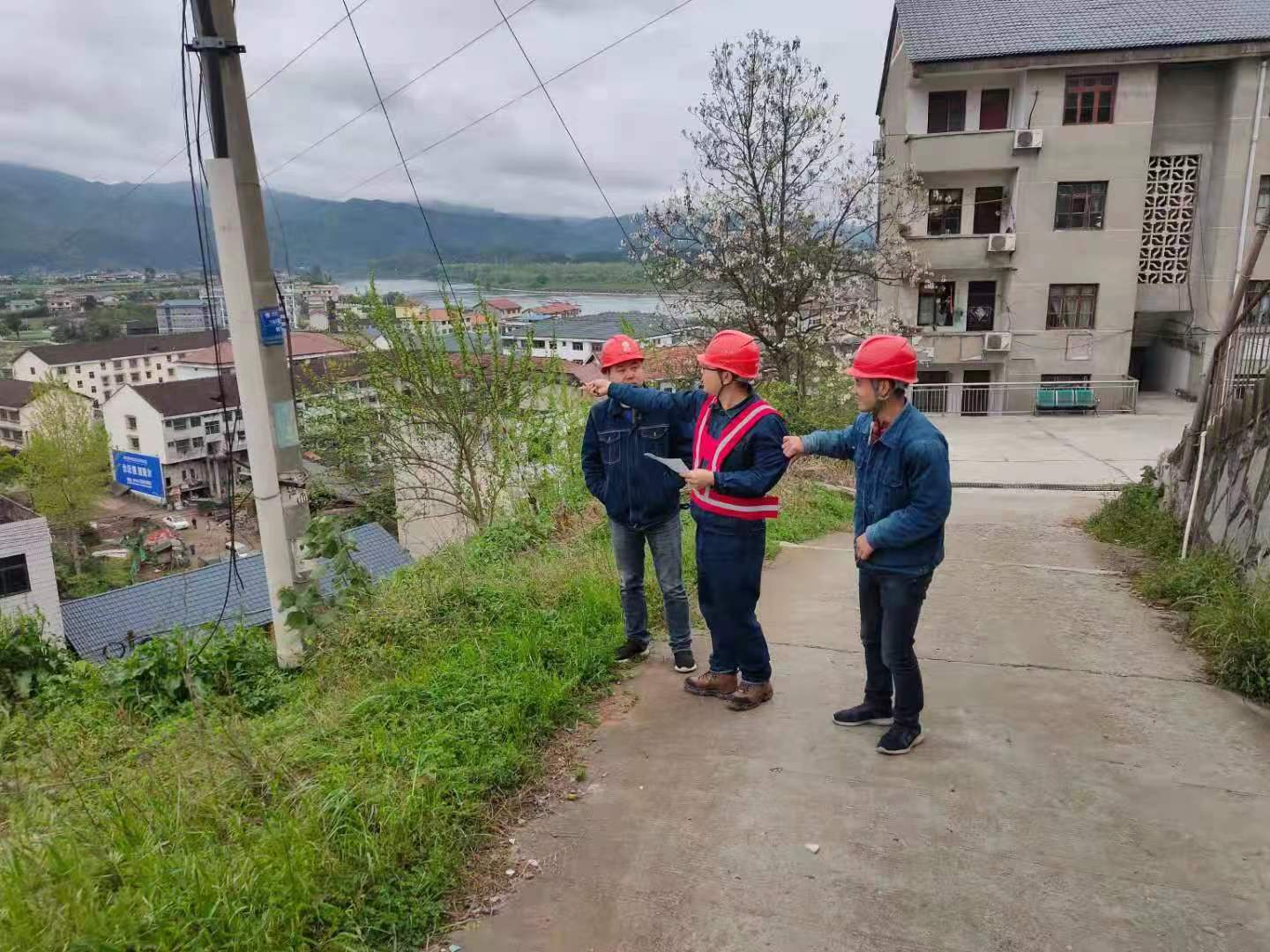 國網中方縣供電公司“監(jiān)察巡視”查隱患 “把脈問診”開良方