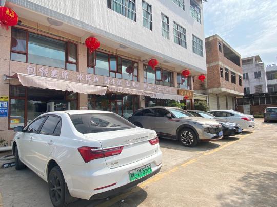 返鄉(xiāng)新能源車主尋覓公用充電樁，鄉(xiāng)村充電補能仍有待解決