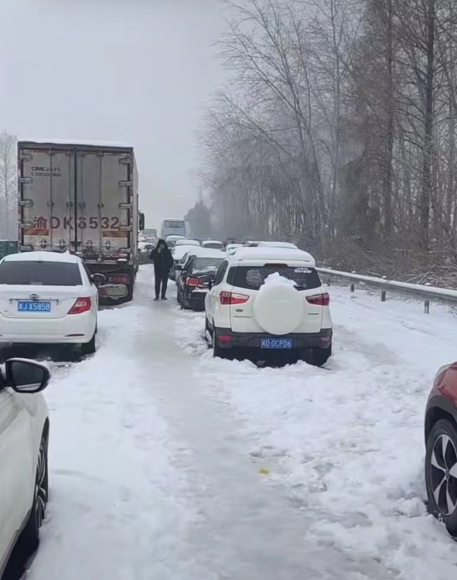 湖北凍雨暴雪導(dǎo)致高速公路堵塞，電動(dòng)汽車再現(xiàn)“趴窩”