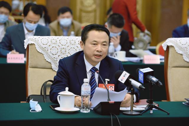 【兩會好聲音】全國人大代表、天能控股董事長張?zhí)烊危和苿印犊稍偕茉捶ā沸抻?，保障國家能源安? width=