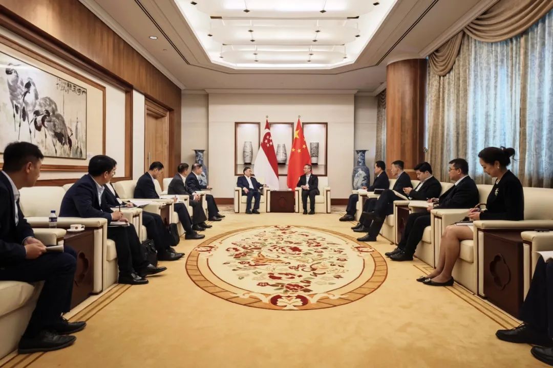 中國(guó)能建黨委書(shū)記、董事長(zhǎng)宋海良與中國(guó)駐新加坡大使館臨時(shí)代辦朱憬會(huì)談