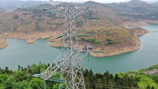 貴州興義供電局高空之上，用責(zé)任守護(hù)安全送去光明