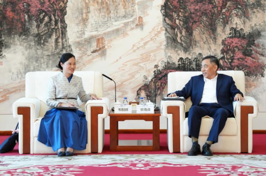 宋海良與廣西博覽局黨組書記、局長(zhǎng)韋朝暉會(huì)談