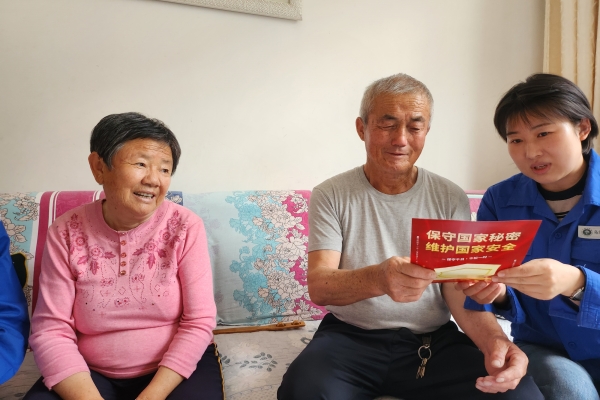 內蒙古電力公司烏海千里山供電公司黨支部、工會、團支部（青工委）開展“蒙電愛心光明行”保密宣傳活動
