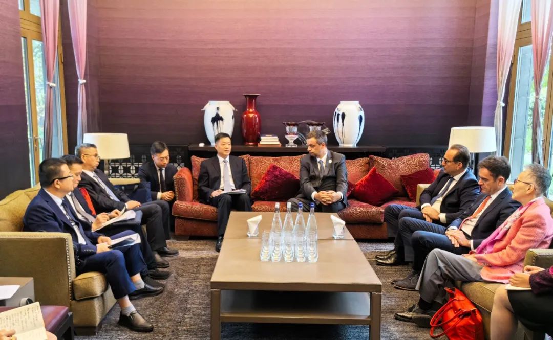 東方電氣集團(tuán)黨組書記、董事長俞培根與法國電力集團(tuán)董事長兼首席執(zhí)行官呂克·雷蒙會(huì)談