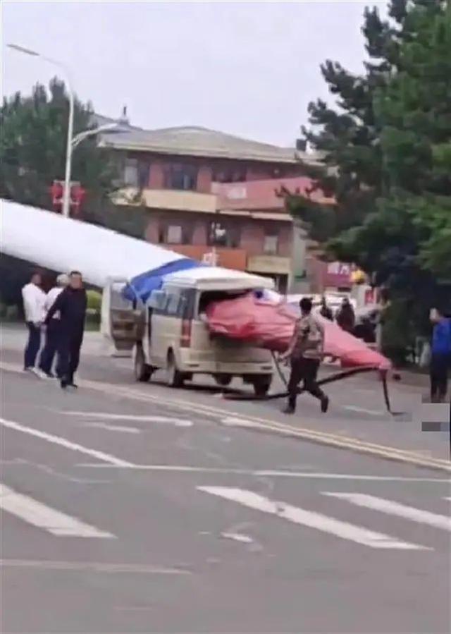 黑龍江一面包車(chē)被風(fēng)電機(jī)葉片刺穿，知情人：車(chē)上載有7人