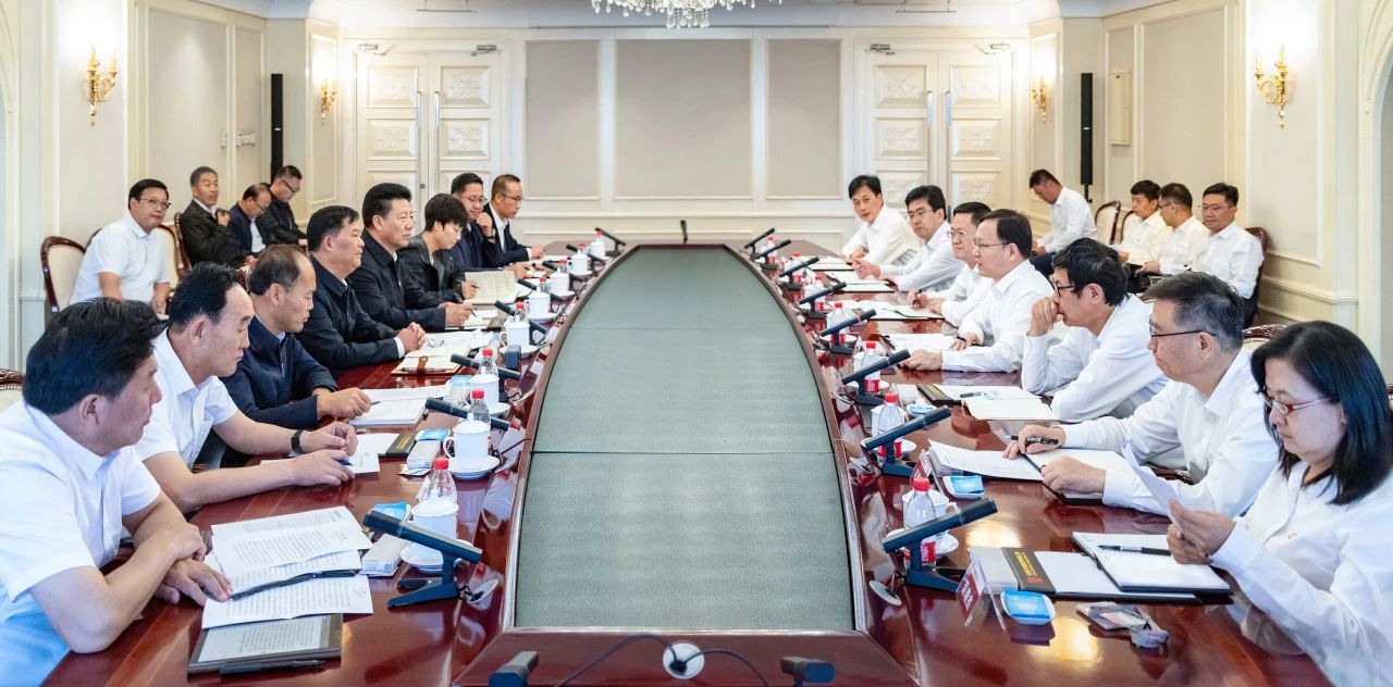 大唐集團(tuán)總經(jīng)理、黨組副書記張傳江與青海省海南州委書記呂剛、州長尕瑪朋措會(huì)談
